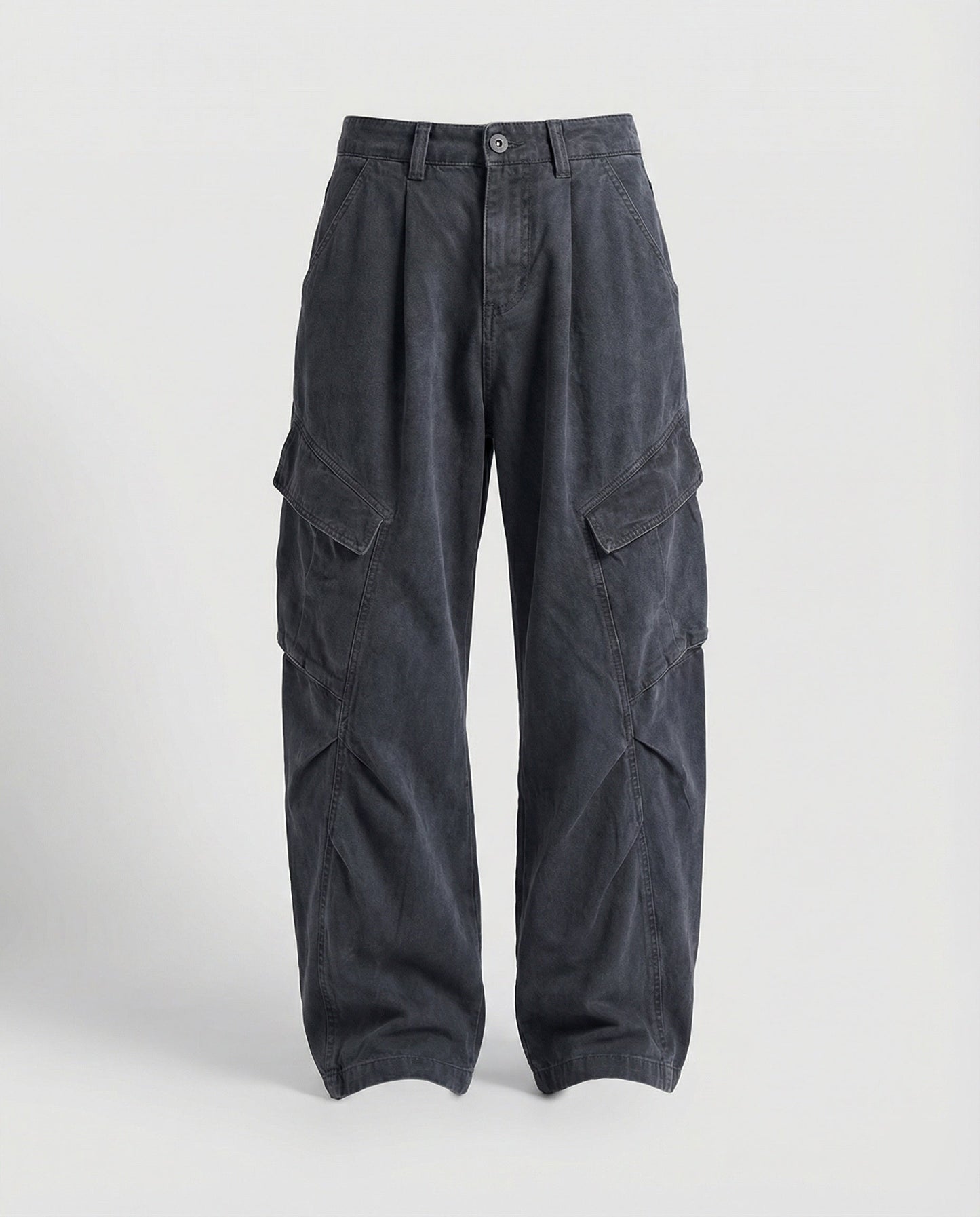 Damen weite Cargohose im Utility-Stil mit überlappenden Klappentaschen und markanter Nahtstruktur in Blau