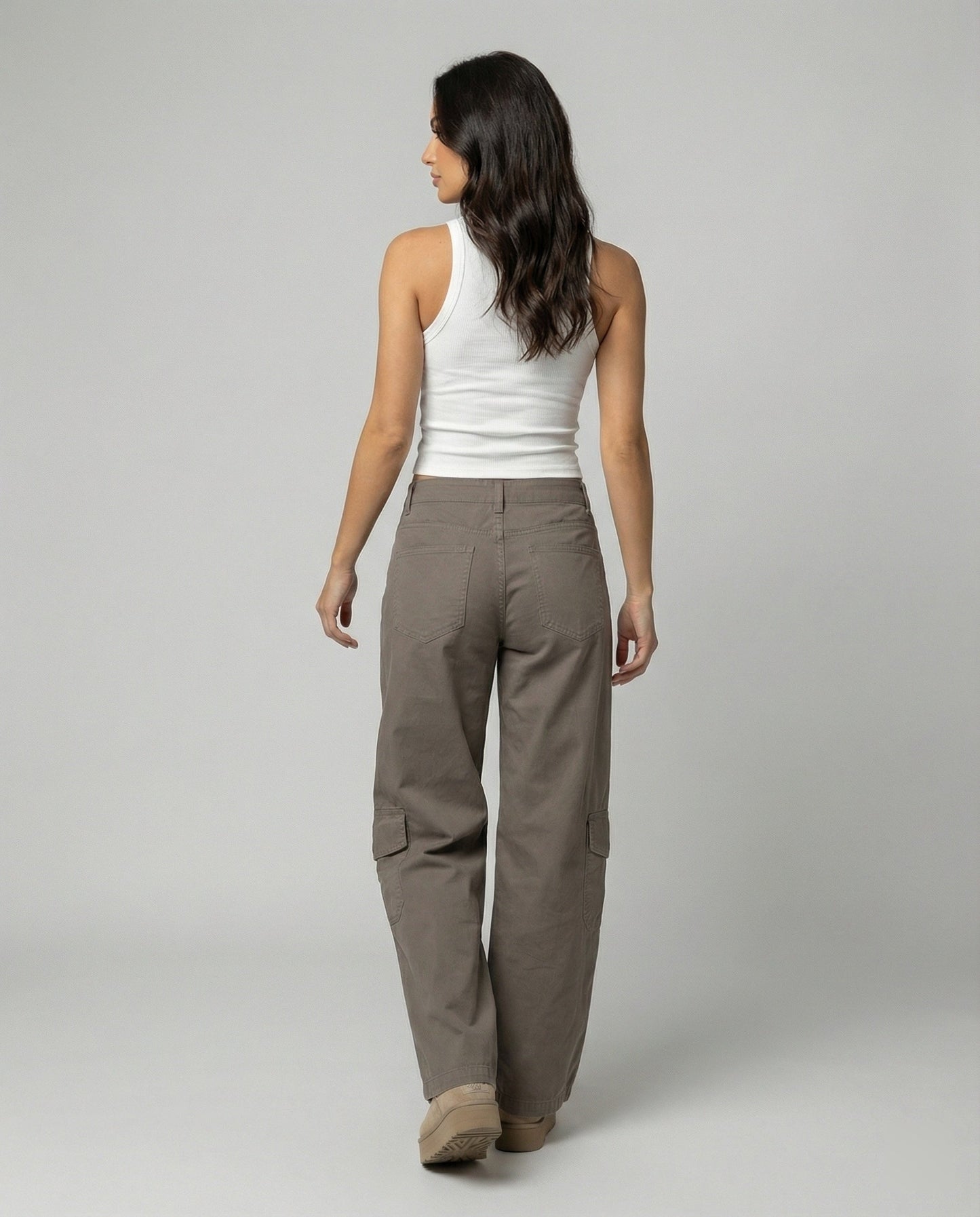 Damen hochgeschnittene Cargo-Hose mit weitem Bein, aufgesetzten Klappentaschen und Ziernähten in Khaki