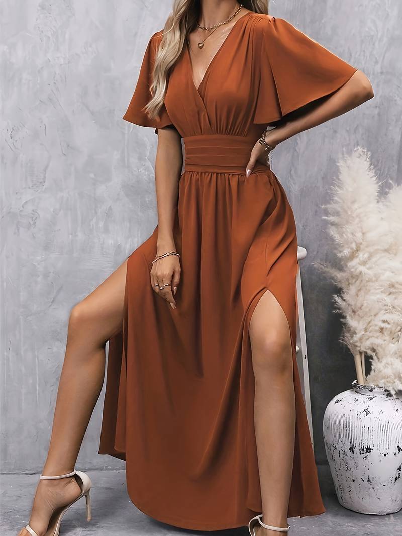 Lolas-Mode – kleid mit rüschenkragen und plissierter taille