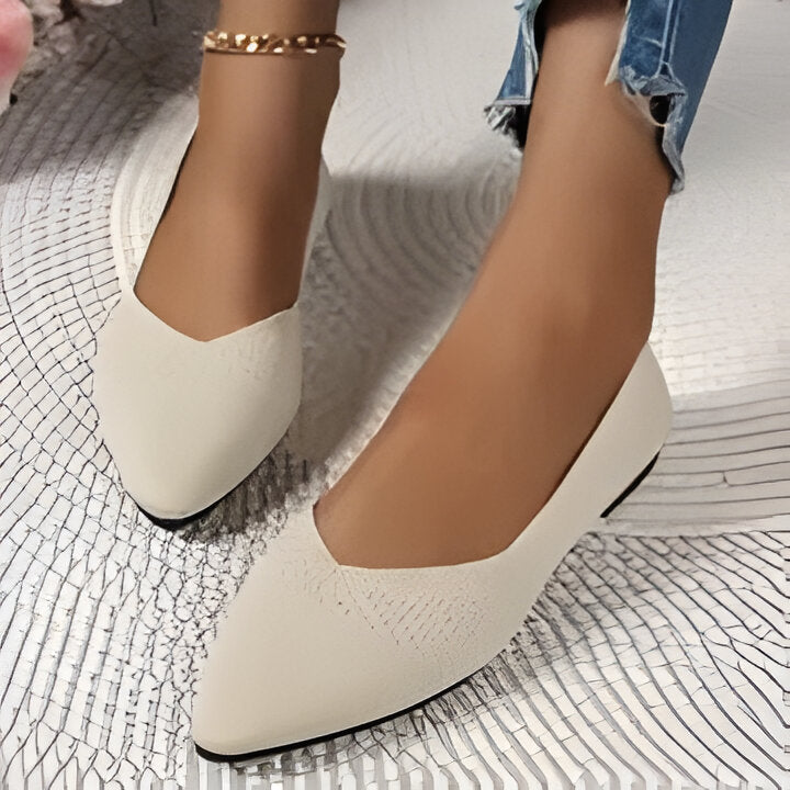 Damen flache Schuhe mit spitzer Form in Beige