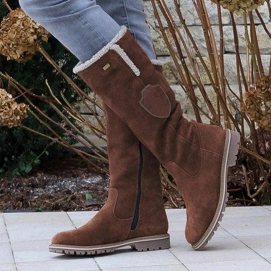 Hyggelige hohe Sherpa-Stiefel aus Velours-Optik in Braun
