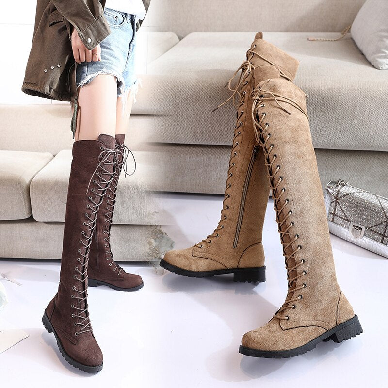 Damen kniehohe Stiefel mit kantigem Look in Schwarz