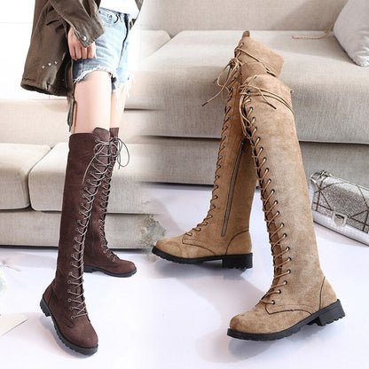 Damen kniehohe Stiefel mit kantigem Look in Schwarz
