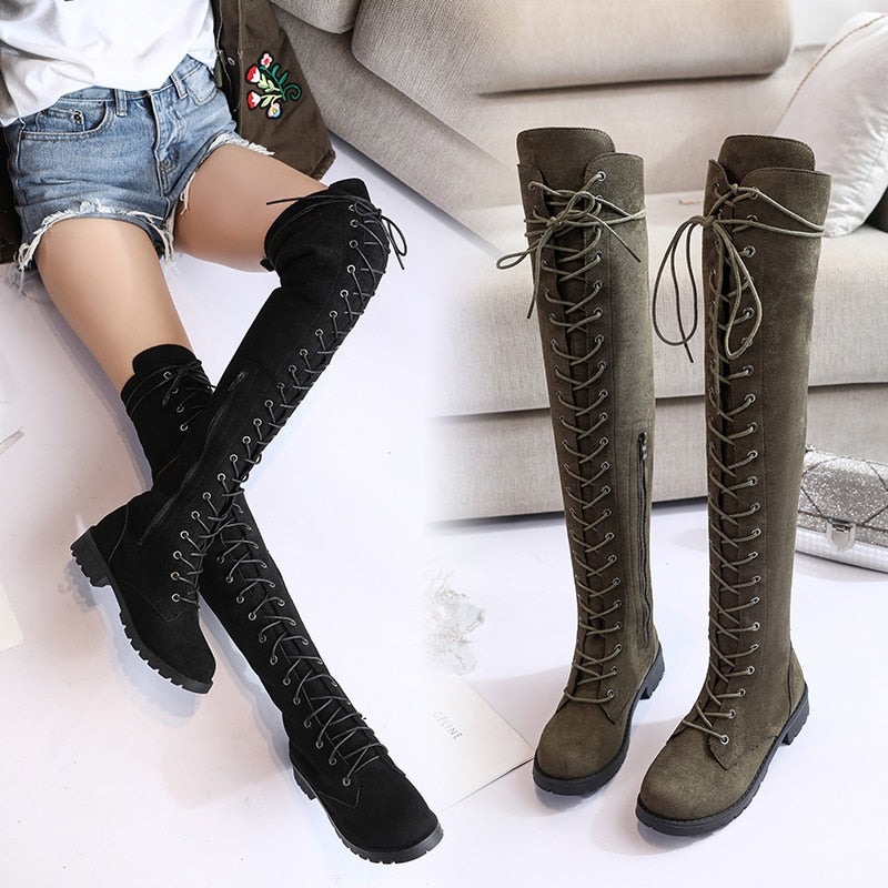 Damen kniehohe Stiefel mit kantigem Look in Schwarz