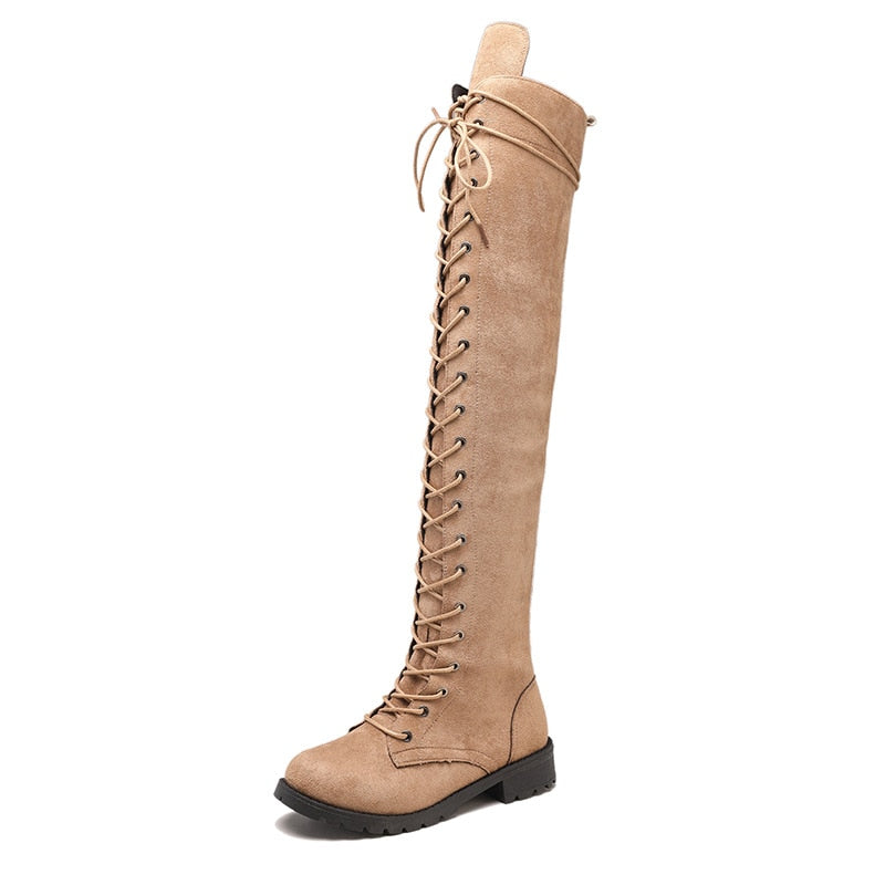 Damen kniehohe Stiefel mit kantigem Look in Schwarz