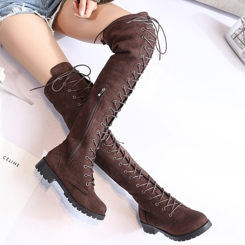 Damen kniehohe Stiefel mit kantigem Look in Schwarz