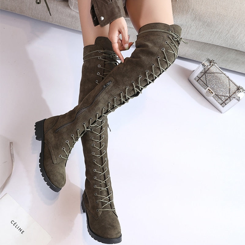 Damen kniehohe Stiefel mit kantigem Look in Schwarz