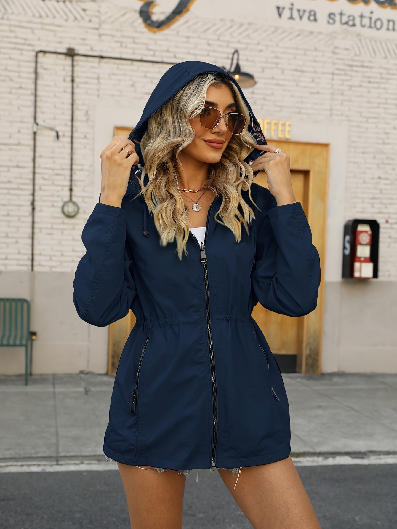 Damen Regenjacke mit Kapuze und Blumenmuster Futter in Schwarz