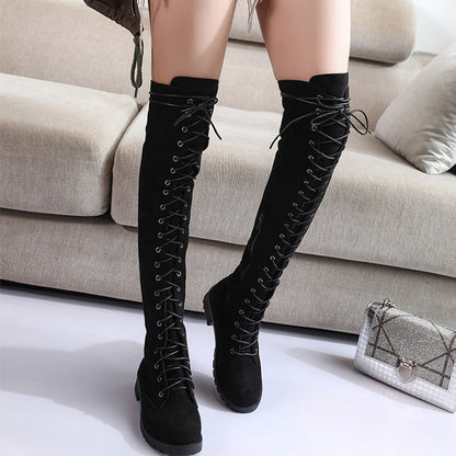 Damen kniehohe Stiefel mit kantigem Look in Schwarz