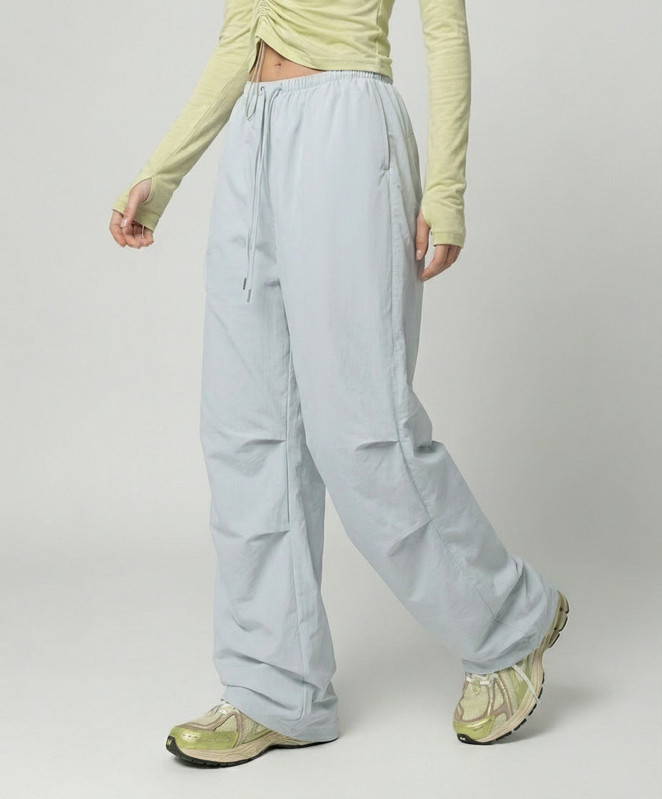 Damen leichte packbare Outdoor-Hose mit weitem Bein elastischem Bund und aufgesetzten Seitentaschen in Blau