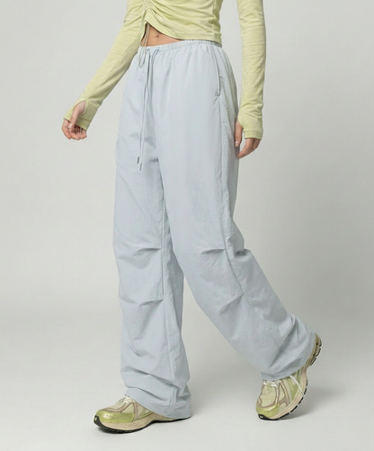 Damen leichte packbare Outdoor-Hose mit weitem Bein elastischem Bund und aufgesetzten Seitentaschen in Blau