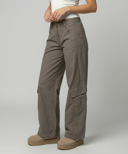 Damen hochgeschnittene Cargo-Hose mit weitem Bein, aufgesetzten Klappentaschen und Ziernähten in Olivgrün