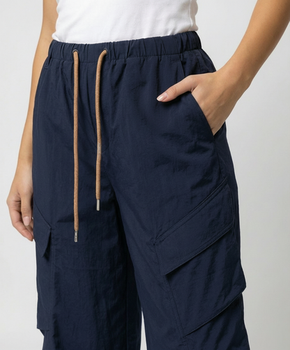 Damen hochgeschnittene weite Freizeit-Hose im Utility-Look mit großen Klappentaschen und Kordelzugbund in Dunkelblau