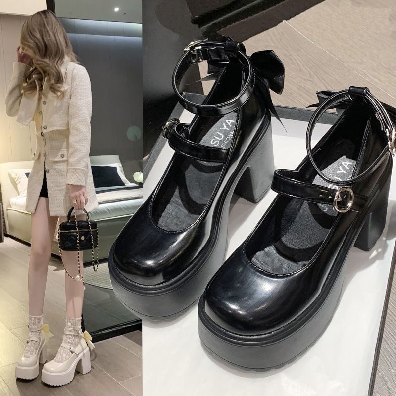 Damen Plateau-Pumps mit dekorativem Riemchen und eleganter Schnalle in Weiß
