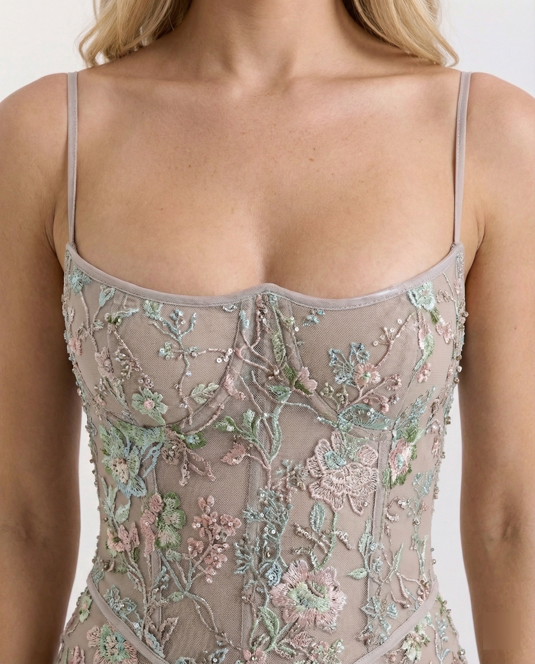 Abendkleid lang mit Spitze und Stickerei in Olivgrün