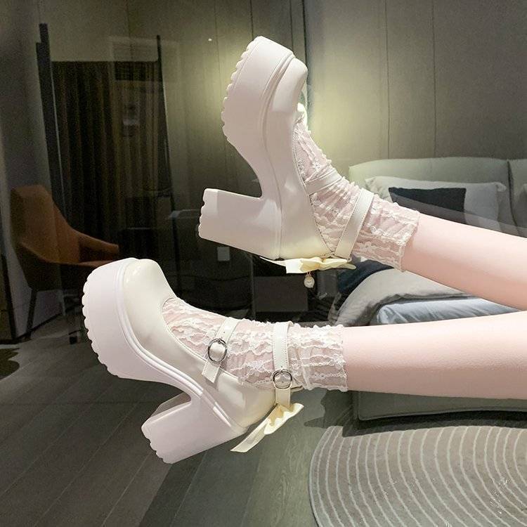 Damen Plateau-Pumps mit dekorativem Riemchen und eleganter Schnalle in Schwarz