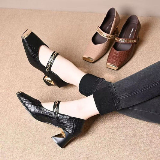 Damen Elegante Mary Jane Pumps mit trendigem Metallakzent in Schwarz