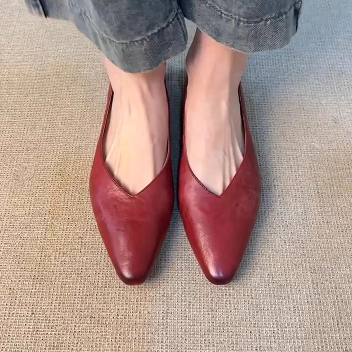 Damen spitze Slipper mit eleganter V-Ausschnittform in Schwarz