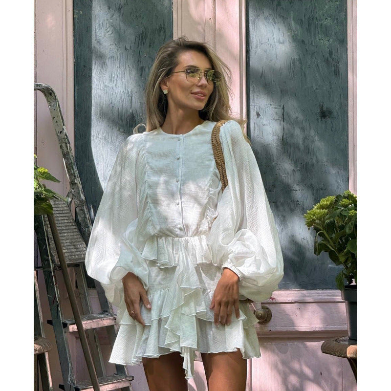 Damen Rüschenkleid mit weiten Ärmeln und modischen Details in Beige