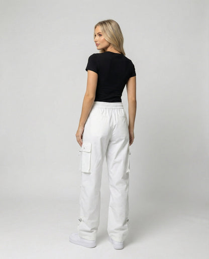 Damen weite Cargo-Hose mit elastischem Bund, großen Klappentaschen und verstellbarem Saum in Weiß