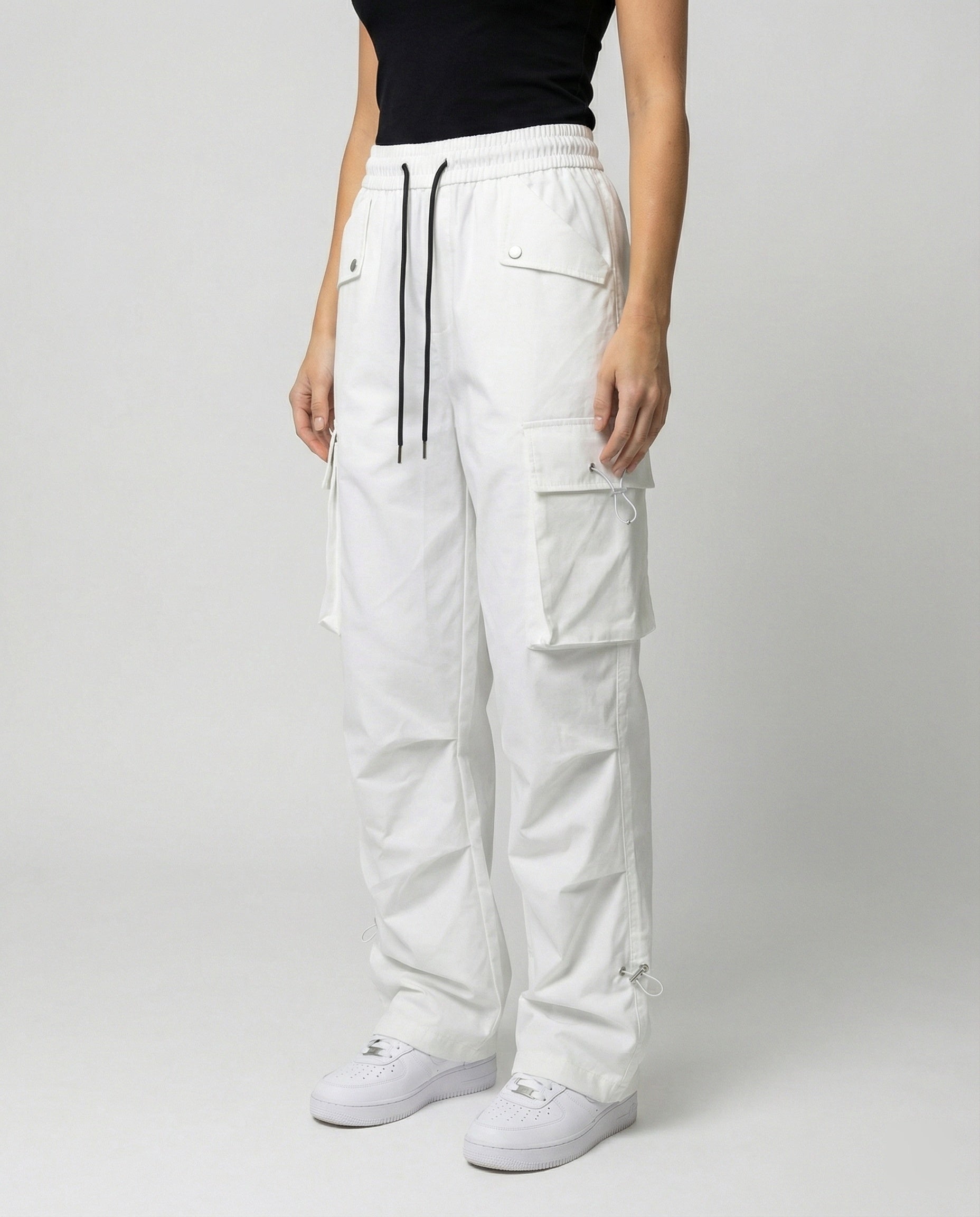 Damen weite Cargo-Hose mit elastischem Bund, großen Klappentaschen und verstellbarem Saum in Weiß