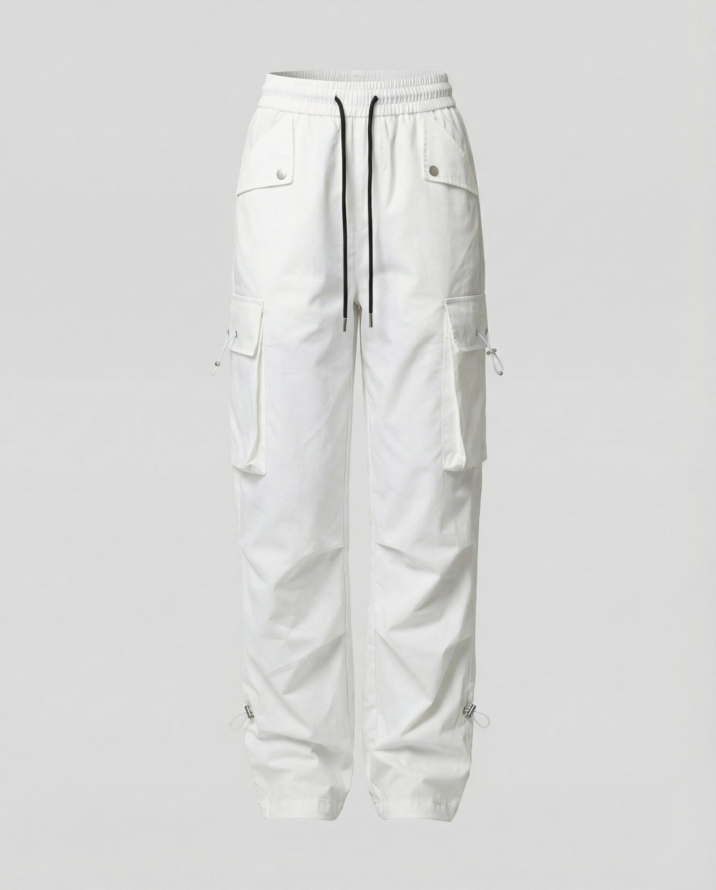 Damen weite Cargo-Hose mit elastischem Bund, großen Klappentaschen und verstellbarem Saum in Weiß