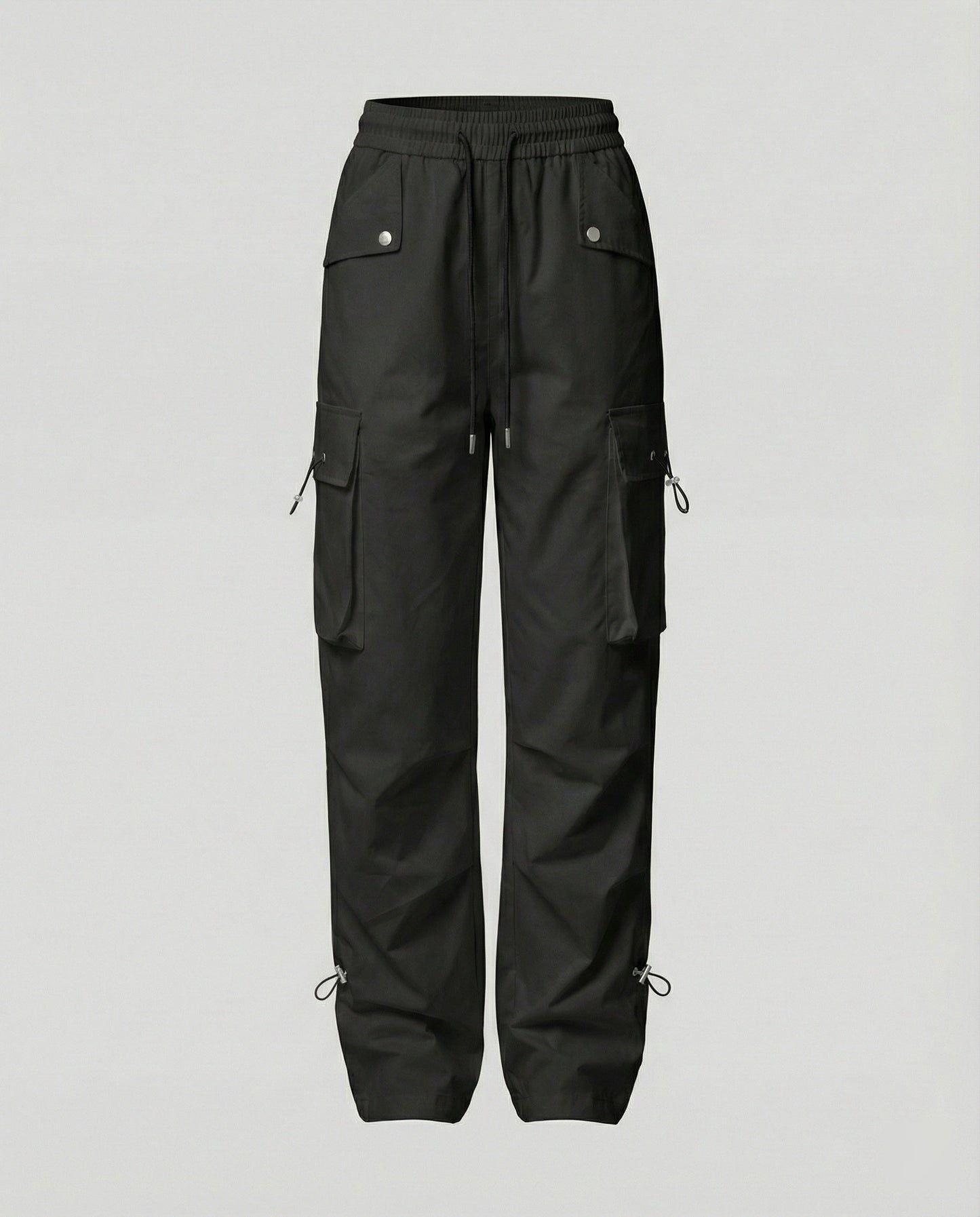 Damen weite Cargo-Hose mit elastischem Bund, großen Klappentaschen und verstellbarem Saum in Schwarz