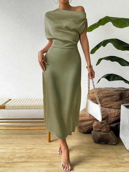 Damen Elegantes und fließendes Abendkleid mit asymmetrischem Schnitt in Grün