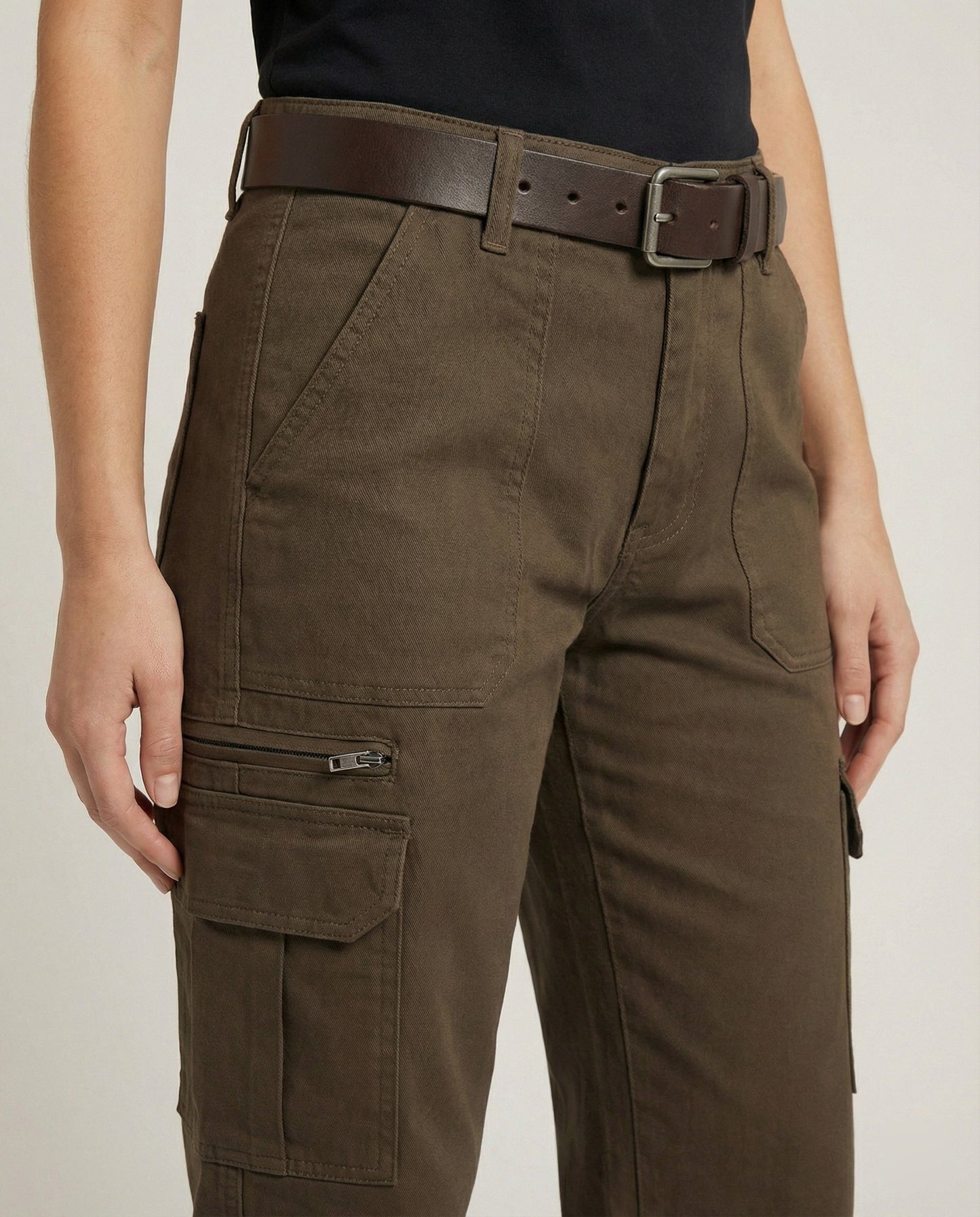 Damen hochgeschnittene Cargohose mit weitem Bein, mehrlagigen Kniepaneelen und verstellbaren Beinlaschen in Braun