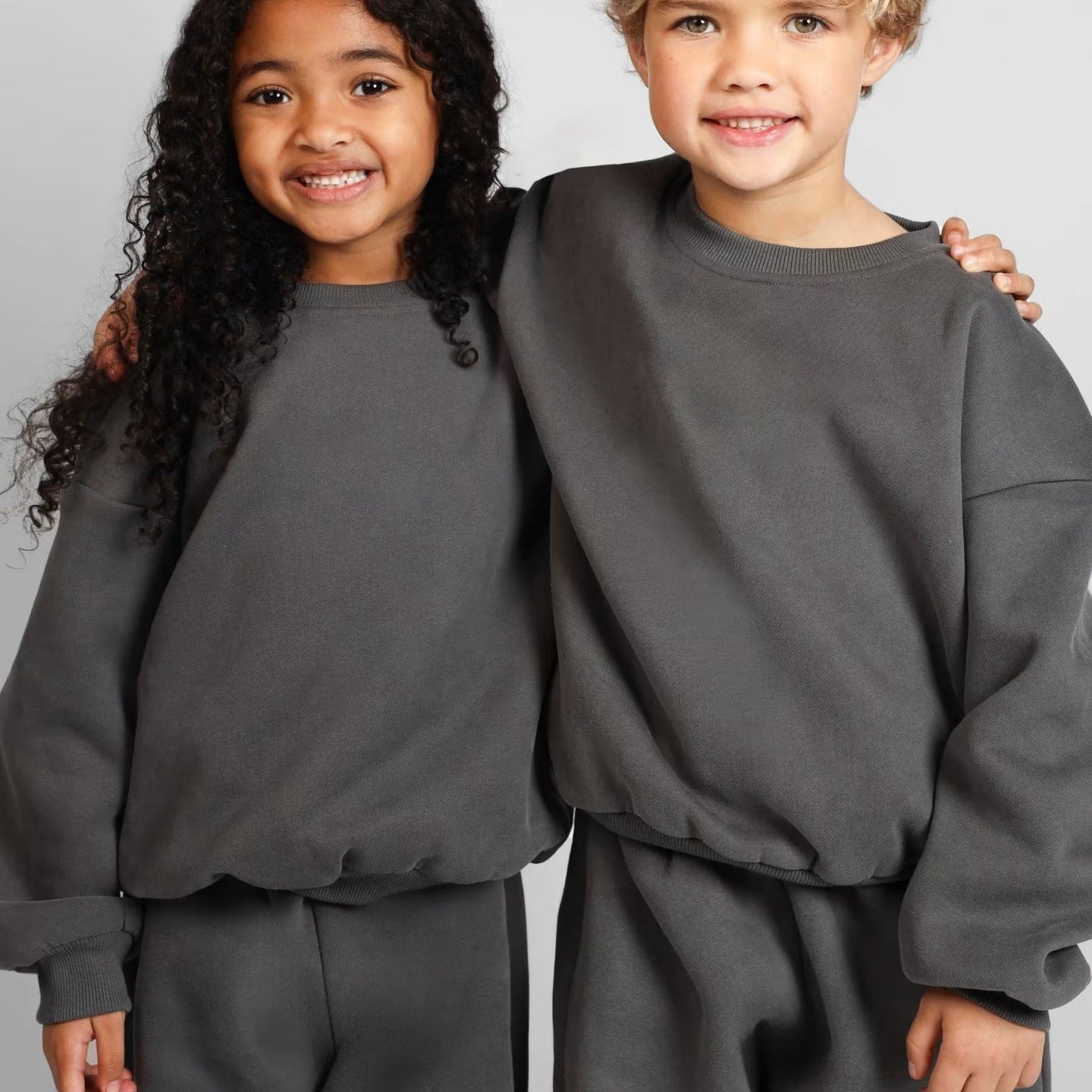 Damen bequemer Sweatshirt mit überschnittenen Schultern und hohem Kragen in Aprikose