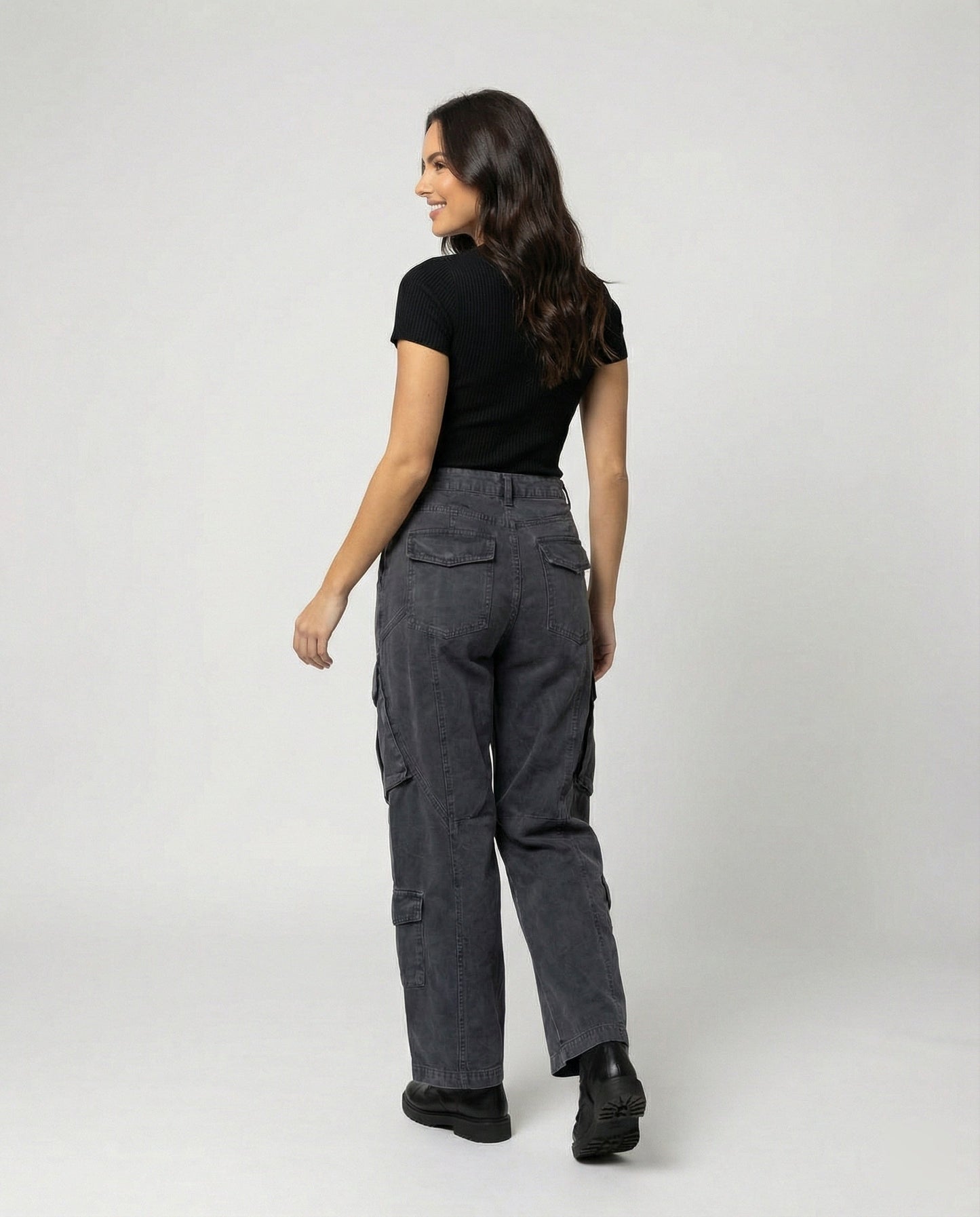 Damen weite Cargohose im Utility-Stil mit überlappenden Klappentaschen und markanter Nahtstruktur in Blau