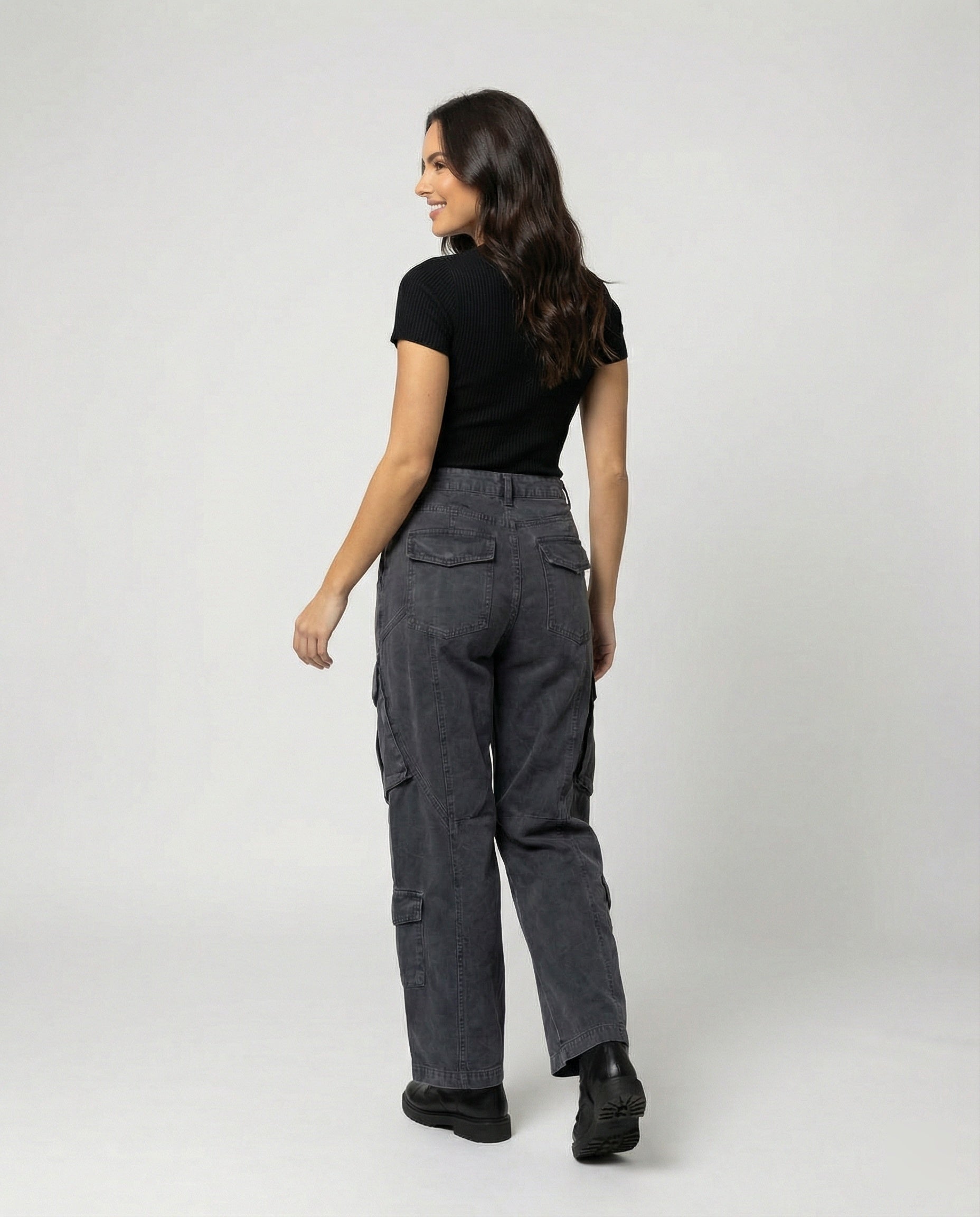 Damen weite Cargohose im Utility-Stil mit überlappenden Klappentaschen und markanter Nahtstruktur in Blau