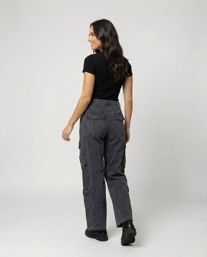 Damen weite Cargohose im Utility-Stil mit überlappenden Klappentaschen und markanter Nahtstruktur in Blau