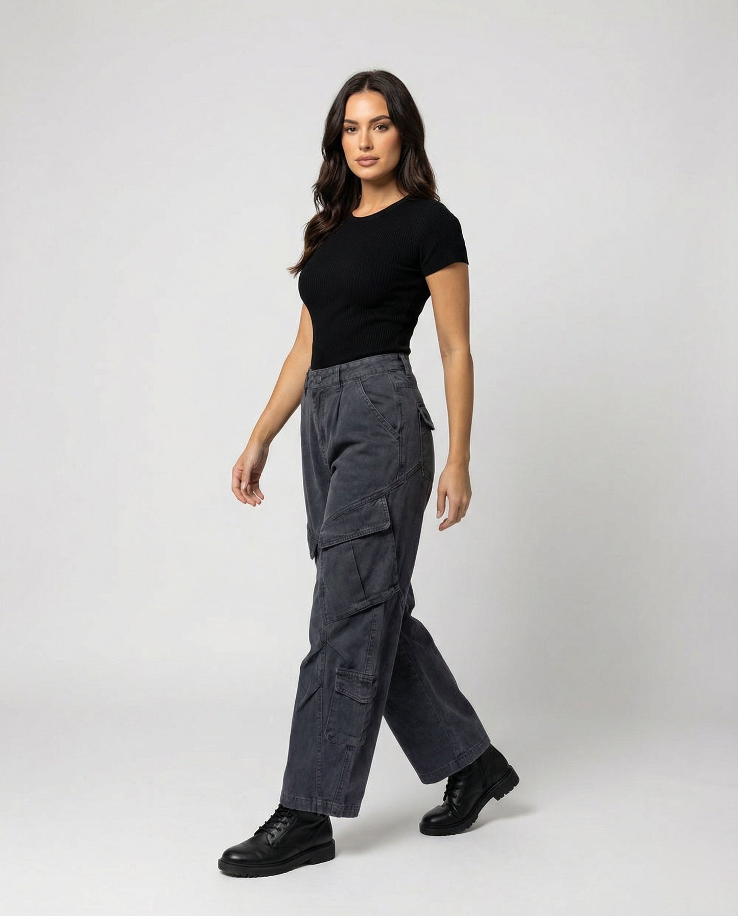 Damen weite Cargohose im Utility-Stil mit überlappenden Klappentaschen und markanter Nahtstruktur in Blau