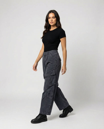 Damen weite Cargohose im Utility-Stil mit überlappenden Klappentaschen und markanter Nahtstruktur in Blau