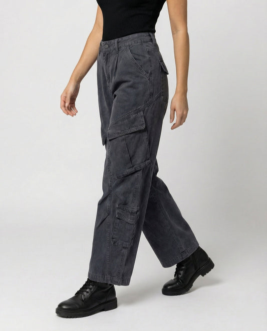 Damen weite Cargohose im Utility-Stil mit überlappenden Klappentaschen und markanter Nahtstruktur in Blau