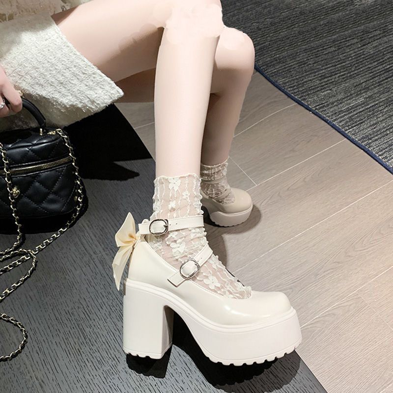 Damen Plateau-Pumps mit dekorativem Riemchen und eleganter Schnalle in Weiß