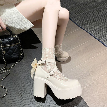Damen Plateau-Pumps mit dekorativem Riemchen und eleganter Schnalle in Weiß