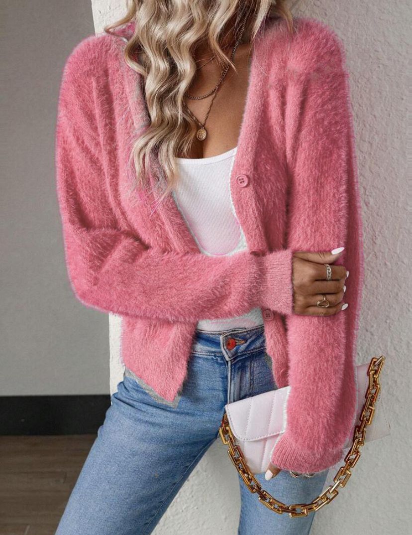 Strickjacke Damen kuschelig mit V-Ausschnitt und Knopfdetails in Magenta