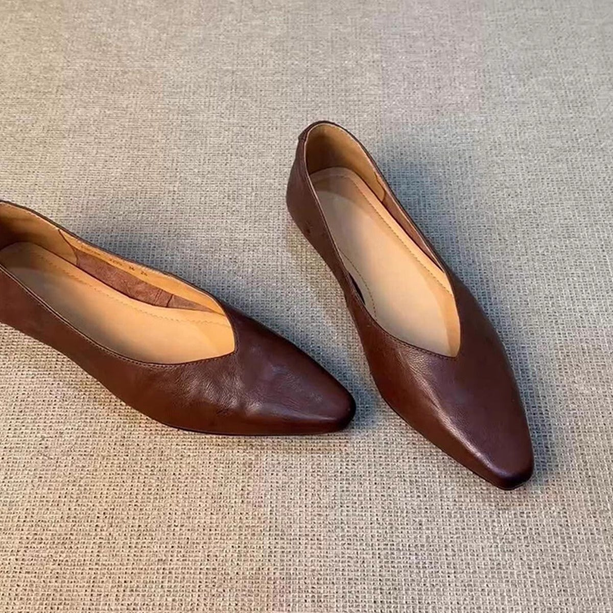 Damen spitze Slipper mit eleganter V-Ausschnittform in Schwarz