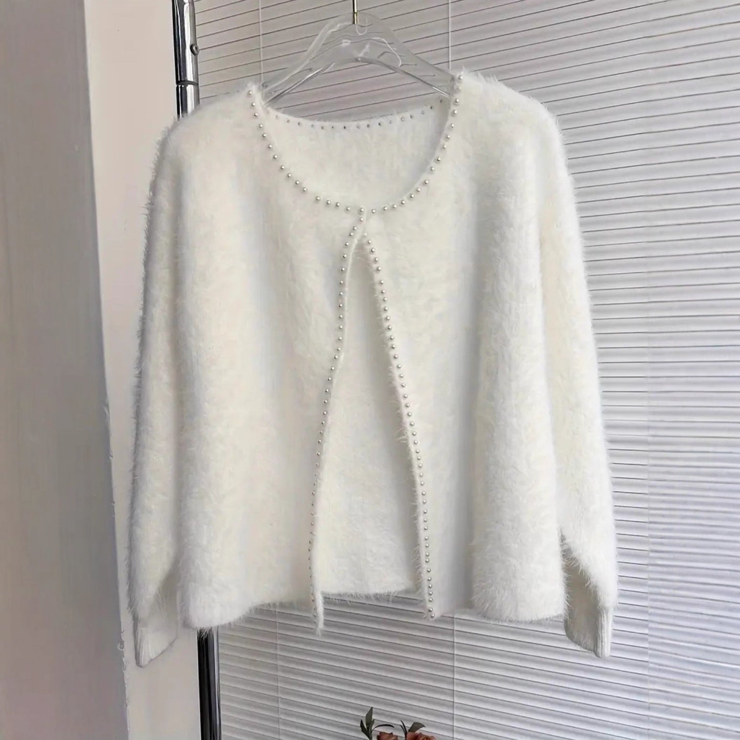 Strickjacke Damen flauschig mit Perlenverzierung in Schwarz