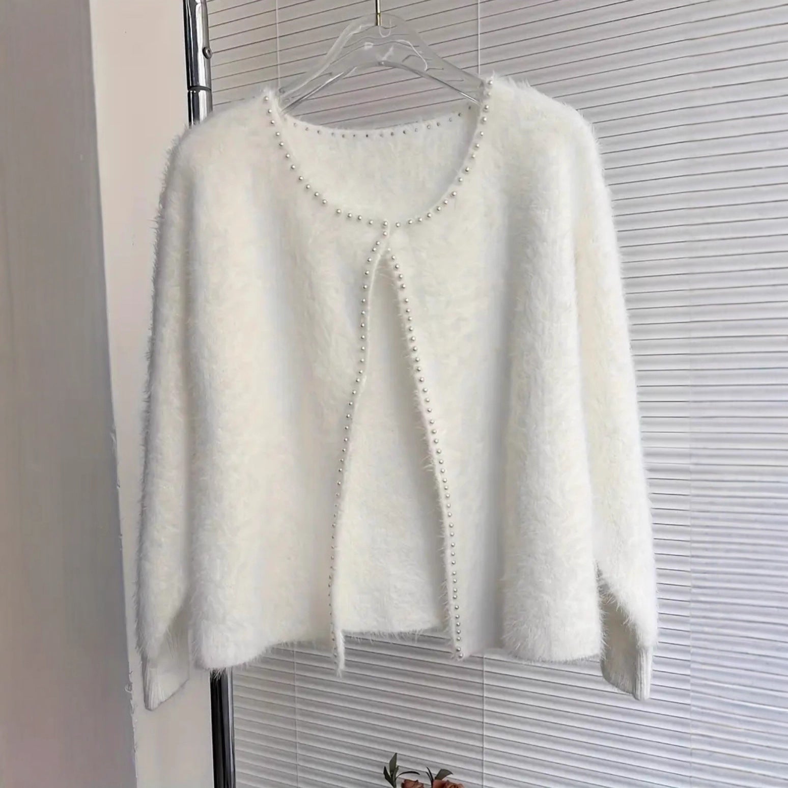 Strickjacke Damen flauschig mit Perlenverzierung in Schwarz