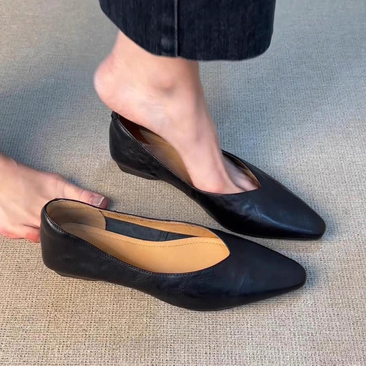 Damen spitze Slipper mit eleganter V-Ausschnittform in Schwarz