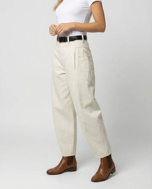 Damen hochtaillierte extraweite Twill-Hose mit großen aufgesetzten Taschen und Kellerfalten in Beige