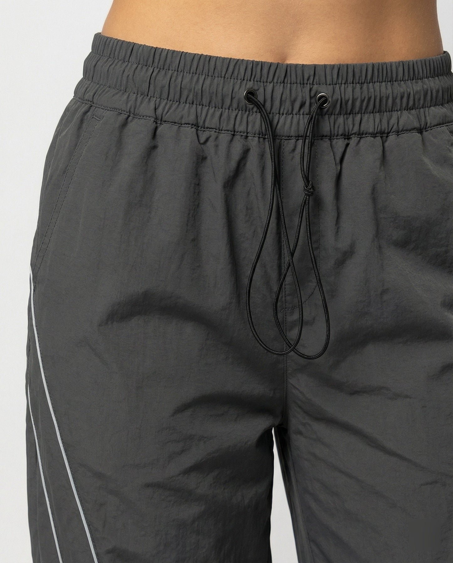 Damen weite Cargo-Hose mit Tunnelzugbund, reflektierenden Seitenpaspeln und langen Saum in Grau