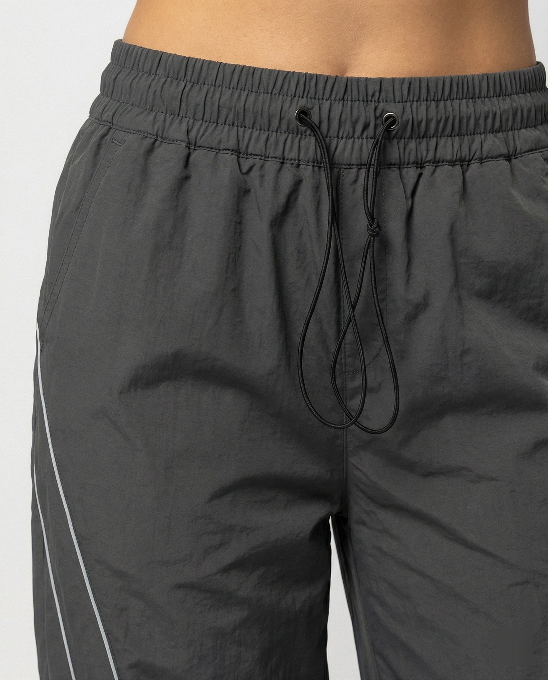 Damen weite Cargo-Hose mit Tunnelzugbund, reflektierenden Seitenpaspeln und langen Saum in Grau