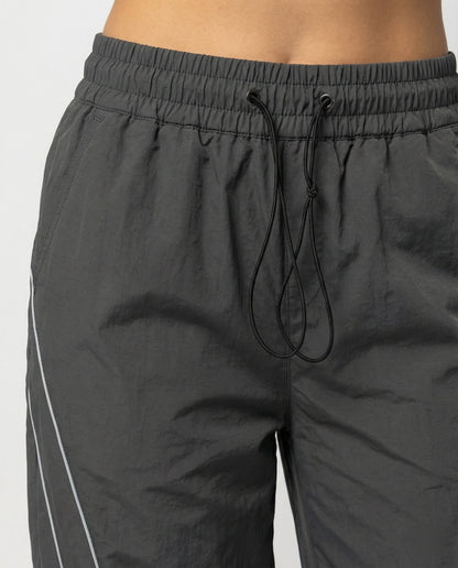 Damen weite Cargo-Hose mit Tunnelzugbund, reflektierenden Seitenpaspeln und langen Saum in Grau