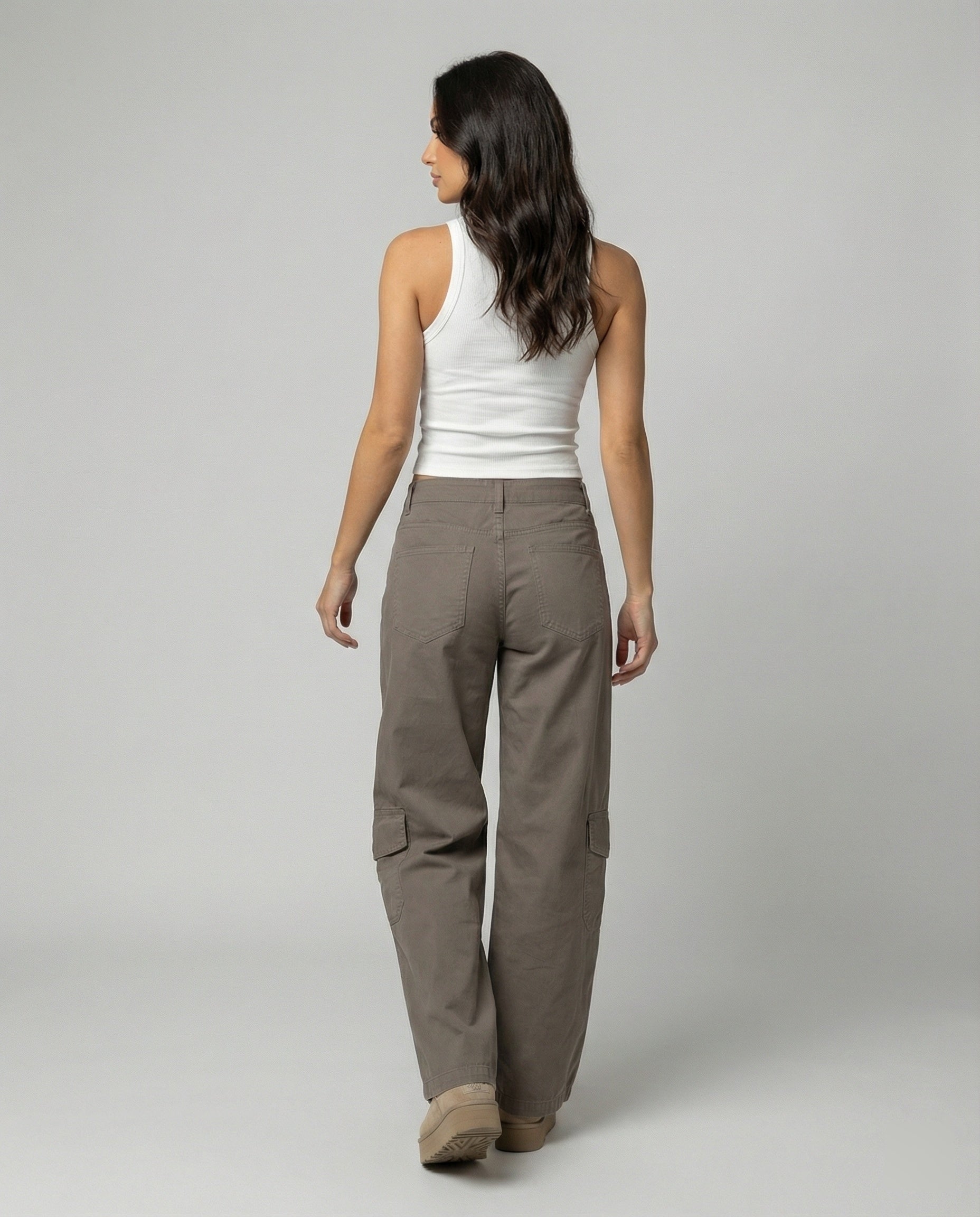 Damen hochgeschnittene Cargo-Hose mit weitem Bein, aufgesetzten Klappentaschen und Ziernähten in Khaki
