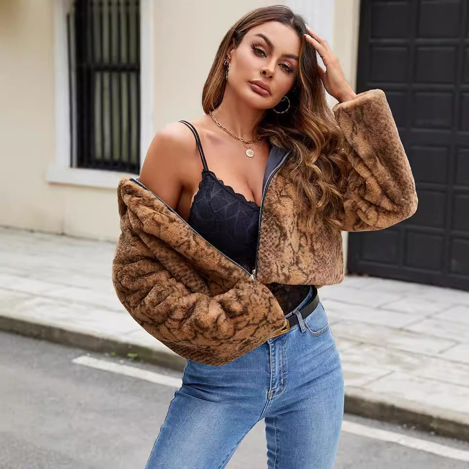 Damen Kunstfelljacke mit kontrastierenden Details und modischem Schnitt in Weiß