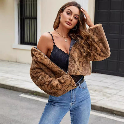 Damen Kunstfelljacke mit kontrastierenden Details und modischem Schnitt in Weiß